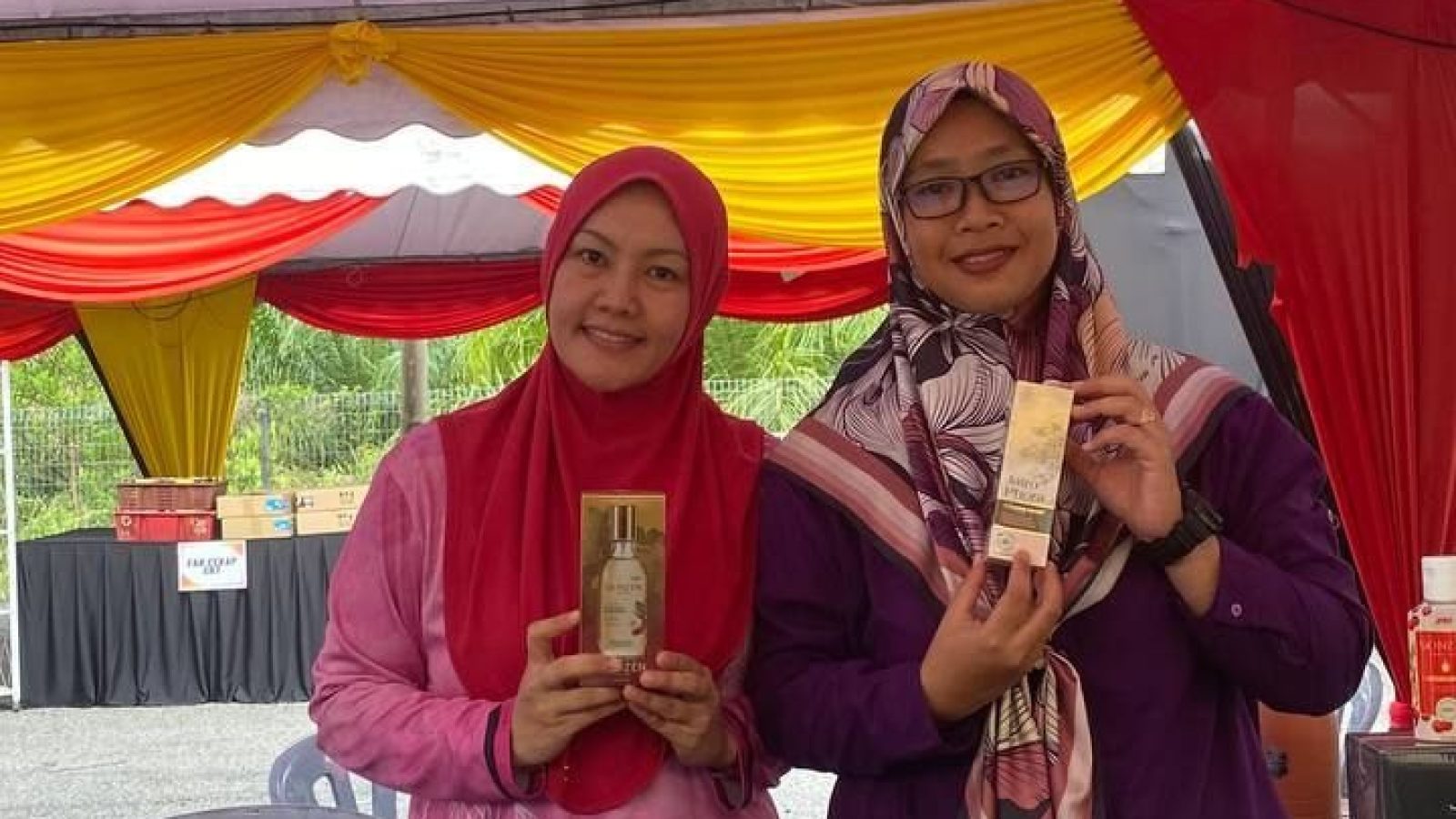 Pengedar menyusun produk JRM berlabel di booth
